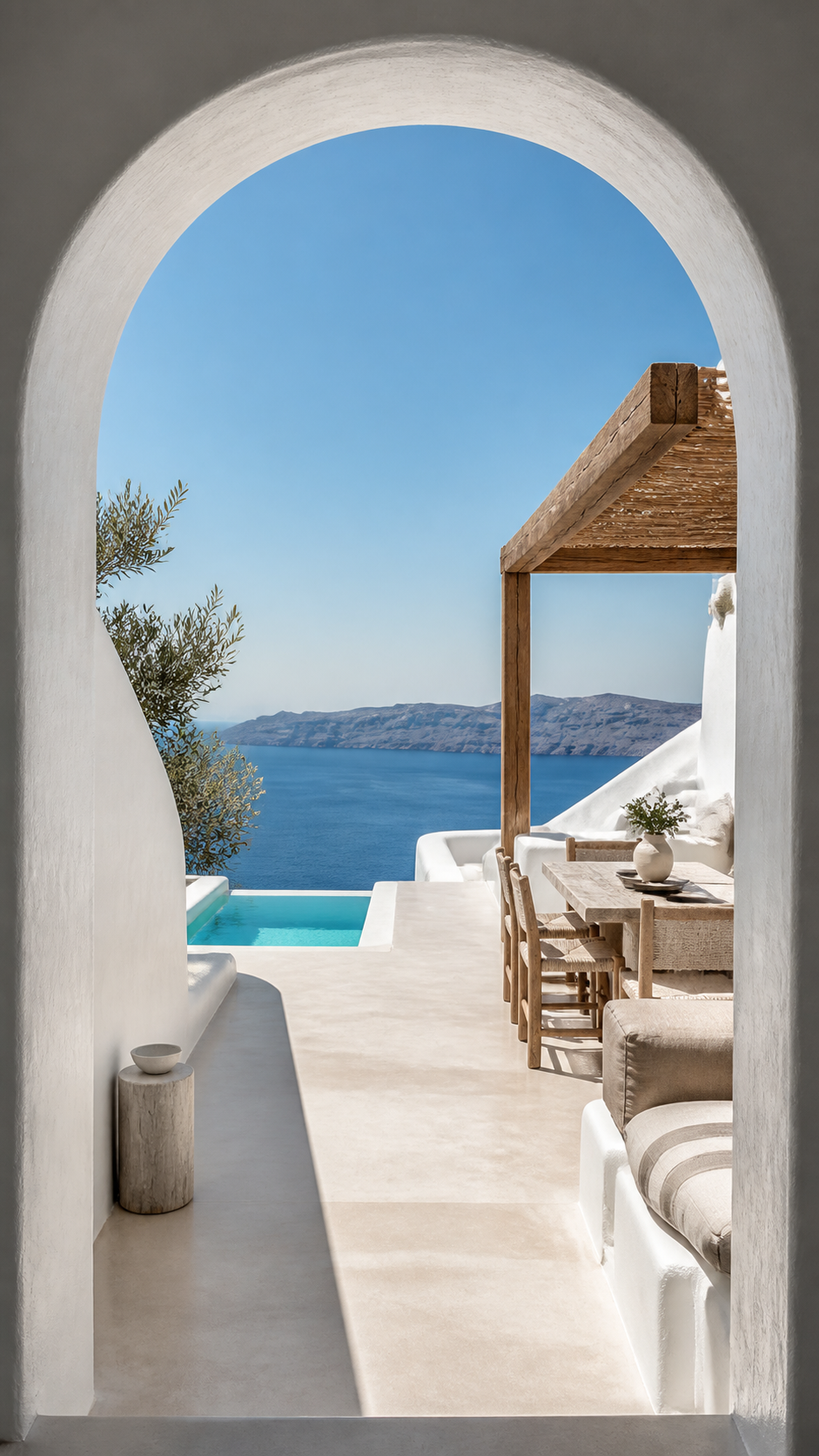 Oia, Santorin — Terrasse creusée dans les volumes blancs, face à la mer Égée.