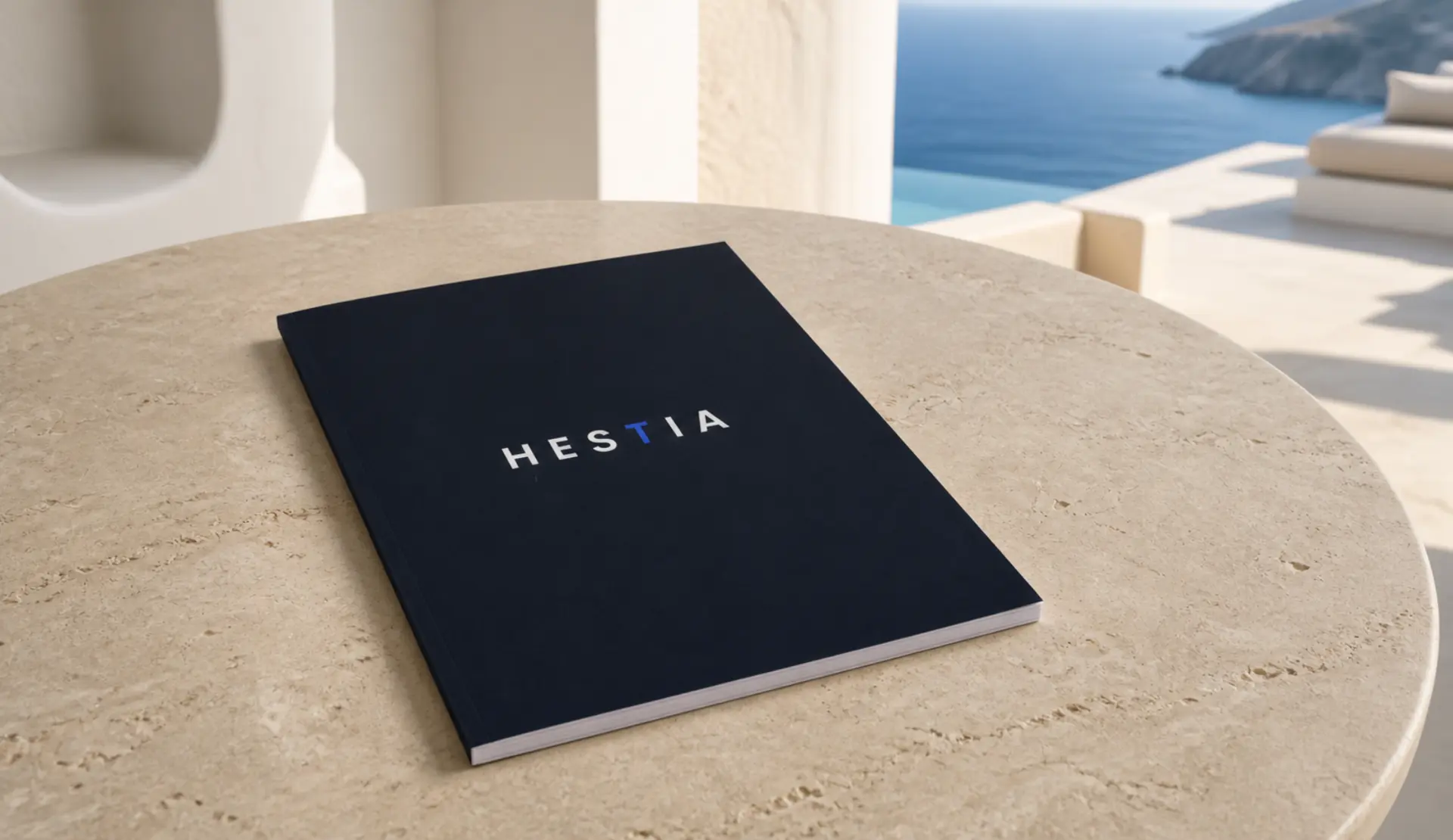 Brochure Hestia posée sur une table en marbre avec vue sur la mer Égée