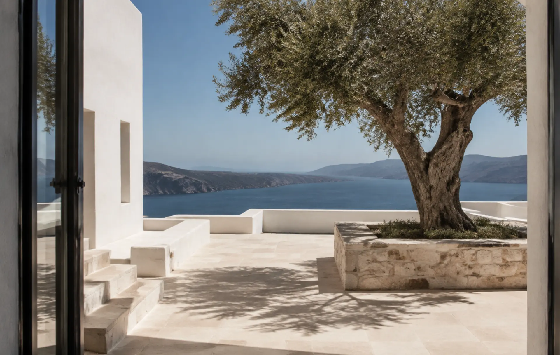 Terrasse d'une villa grecque surplombant la mer Égée